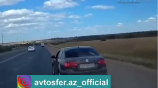 Yük maşını ilə "sıçan-pişik" oynayan "Volkswagen" qəzaya düşdü  - VİDEO