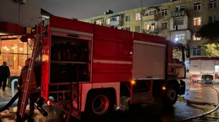 Bakıda yanan binanın damından tüfeyli həyat sürən kişini düşürdülər   - VİDEO - FOTO