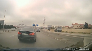 Son anda zolaq dəyişən sürücü qəza şəraiti yaradıb özünə haqq qazandırdı   - VİDEO