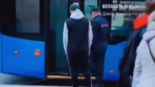 Rusiyada xidməti maşın gəlmədi, polis qayda pozanı görün necə bölməyə apardı - VİDEO 