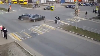 Qırmızıdan keçən sürücü qəza törətdi; piyadalar ölümdən son anda qurtuldular - VİDEO 