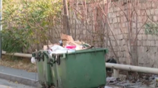В бакинском поселке мусорные контейнеры перегородили тротуар - ВИДЕО 