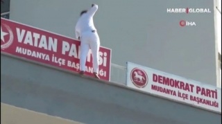 Polis intihara cəhd edən şəxsi fikrindən daşındırdı  - VİDEO