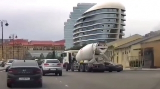 Betonqarışdıran maşın “Ağ şəhərdə” döngədə park edilən avtomobili əzdi - VİDEO 