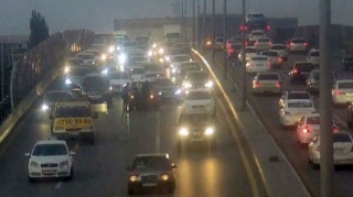 Bakının Ziya Bünyadov prospektində baş verən qəza tıxac yaradıb