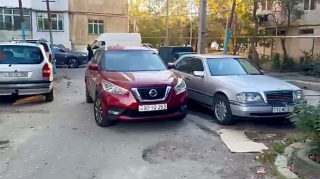 Maşını yolun ortasında saxlayan sürücü sakinləri çətin vəziyyətdə qoydu    - VİDEO