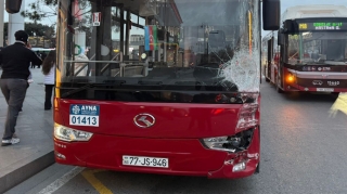 "Gənclik”də 2 marşrut avtobusu toqquşdu - FOTO