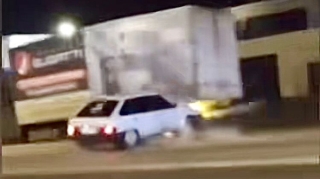 Ağır qəza:  avtomobil yol kənarındakı yük maşınıyla toqquşdu  - VİDEO