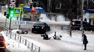 Qırmızıdan keçən “Ford” “Land Cruiser”lə toqquşub piyadaları vurdu; 3 piyada xəsarət aldı - VİDEO 