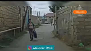 Başı telefona qarışan piyada az qala maşının üstünə çıxır  - VİDEO