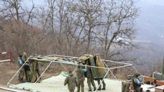 Миротворцы демонтируют палатки, установленные в районе проведения акции протеста  - ФОТО