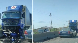 Abşeronda yuxulu sürücü yük maşınını beton arakəsməyə çırpdı - VİDEO 