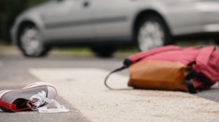 Yolu keçmək istəyən qadını qohumu maşınla VURDU 