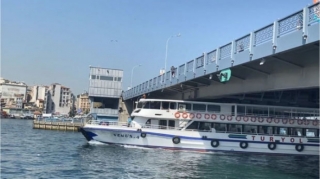 Qalata körpüsündən hərəkətdə olan gəminin üstünə tullandı   - VİDEO