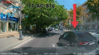 Diqqəti yoldan yayınan sürücü iki avtomobillə toqquşmaqdan son anda yayındı - VİDEO