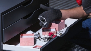 Bakıda evdən 9500 manatlıq qızıl-zinət əşyaları oğurlanıb