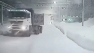 Donmuş yolda idarəetməni itirən "KamAZ" sürücüsü avtobusla toqquşdu - VİDEO