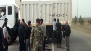 Yevlaxda motosikletlə yük maşını toqquşub, ölən var  - FOTO