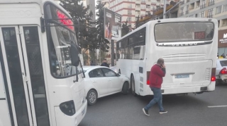 Bakıda minik avtomobili avtobusla toqquşub - FOTO