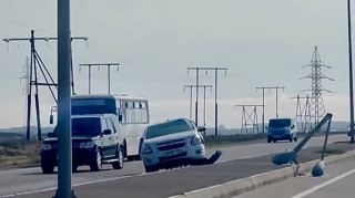 Bakıda “Chevrolet” işıq dirəyinə çırpıldı, sürücüsü yaralandı   - VİDEO