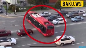 “BakuBus” avtobusu bir manevrlə bütün yolu iflic etdi – VİDEO