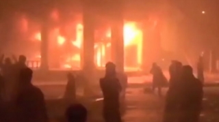 İranda valilik, yol polisi və bank binası etirazçılar tərəfindən yandırıldı - VİDEO 