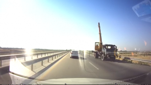 Quba yolunda qəza: sürücü sükan arxasında yatırmış - VIDEO