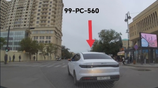 Dönmə işığının üstünlük verdiyini düşünən sürücü təhlükə yaratdı - VİDEO