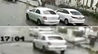 Xırdalanda təhlükəli anlar: Ağac hərəkətdə olan maşının qarşısına aşdı    - REAL VİDEO