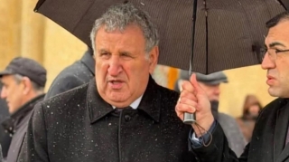 İsa Həbibbəyliyə çətir tutan şəxsin kimliyi BƏLLİ OLDU - FOTO 