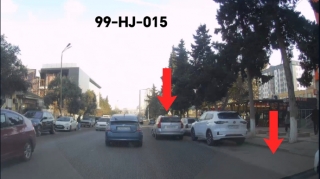 Bu yolda sürücülər sağdakı boş yeri bəyənməyib ikinci cərgədə dayanırlar - VİDEO