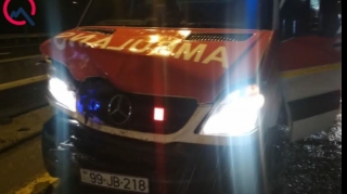 Sumqayıtda içərisində xəstə olan ambulans qəzaya düşdü - FOTO