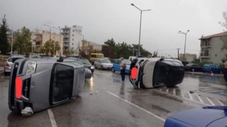Yunanıstanda fırtına minik avtomobillərini aşırdı - VİDEO 