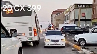 Əks yola çıxan  “Mercedes” sürücüləri çaşbaş saldı    - VİDEO