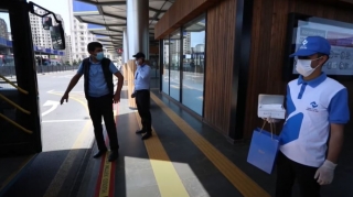 "Koroğlu" Nəqliyyat Mübadilə Mərkəzində vətəndaşlara tibbi maska paylanılıb   - VİDEO