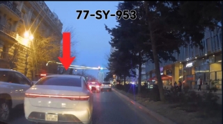 Tıxacda qalmamaq üçün sağ zolağa keçən sürücü avtomobillərin yolunu kəsdi - VİDEO