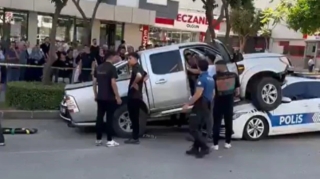 “Ford” polis avtomobilinin üzərinə çıxdı:  1-i polis olmaqla 2 yaralı - FOTO 