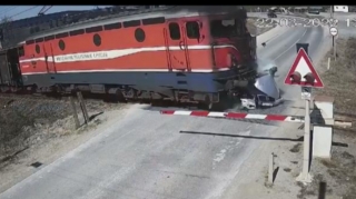 Diqqətsiz sürücü qatarın altında qaldı  - VİDEO