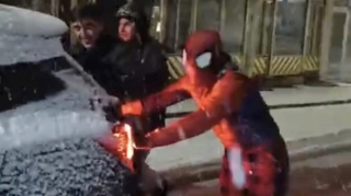 “Hörümçək-adam” yolda qalanlara belə kömək etdi  - VİDEO