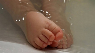 İki yaşlı qız hamamda vannada boğulub öldü 