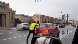 Yol polisi yolda qalan sürücü üçün görün nə etdi  - VİDEO