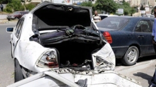 Qəbələdə avtomobil maneəyə çırpılıb, ölən var