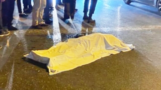 Taksi sürücüsü yerdə uzanan piyadanın üzərindən keçdi   