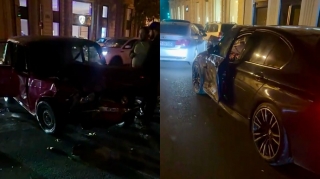 В Баку BMW проехал на красный свет и врезался в ВАЗ — ВИДЕО 