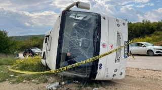 Türkiyədə şagird dolu avtobus TIR-la TOQQUŞDU   - FOTO