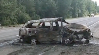 “Reno” ilə toqquşan “Chevrolet” yandı;  3 nəfər öldü, 1-i isə ağır yaralandı - VİDEO 