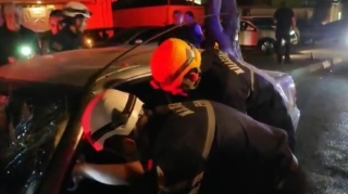 Bakıda “Mercedes” ağaca çırpıldı, yaralı var   - FOTO - VİDEO