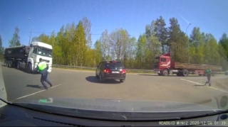 Qəzadan yayınmaq istəyən TIR sürücüsü qayda pozan maşının üzərinə aşdı - VİDEO