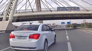 Hava limanı yolunda təhlükəli manevr: Sürücü ən sol zolaqdan ən sağa "uçdu"   - VİDEO