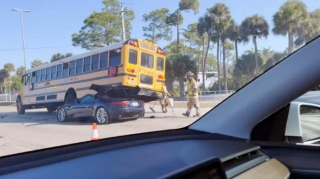 Lüks avtomobil məktəbli avtobusunun altına girdi – Sürücü yüngül yaralandı - VİDEO 